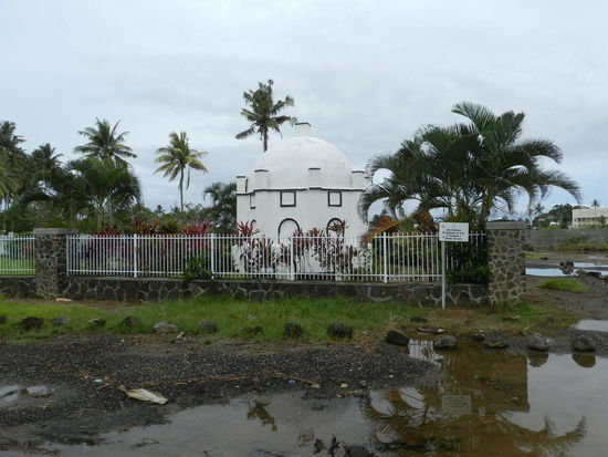 Auf einer kleinen Landzunge befindet sich eine Ansammlung von Gräbern