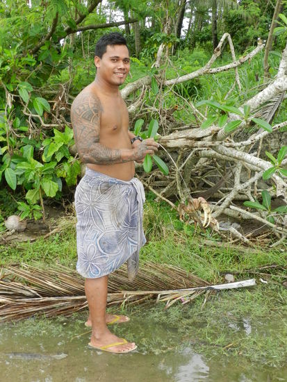 Einheimischer auf Krabbenjagd