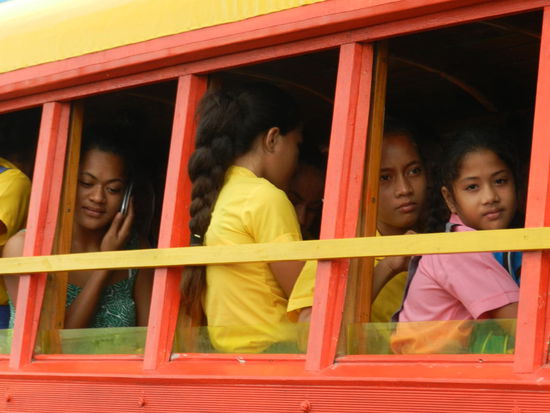 Reichen die Sitzplätze nicht, so setzt man sich auf den Schoß eines Mitfahrers