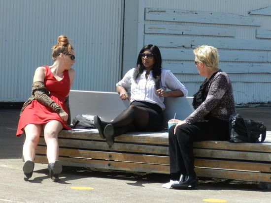 Businesspeople machen Mittagspause im Hafen