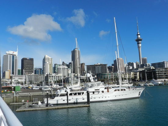 Der Yachthafen mit Blick auf die Skyline