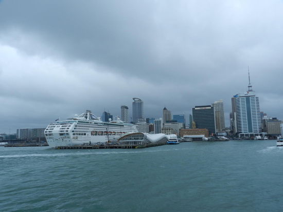 Hafenrundfahrt - Blick vom Schiff auf die Skyline Aucklands