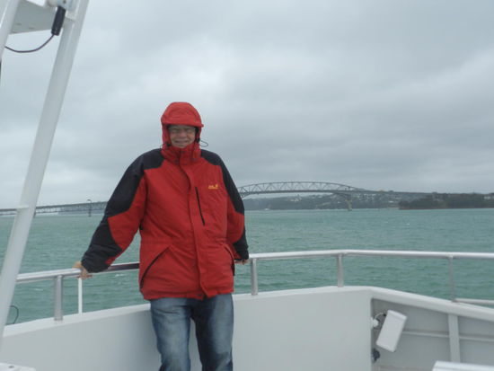 Ganz schön kalt war es an diesem Tag; im Hintergrund ist die Harbourbridge zu sehen