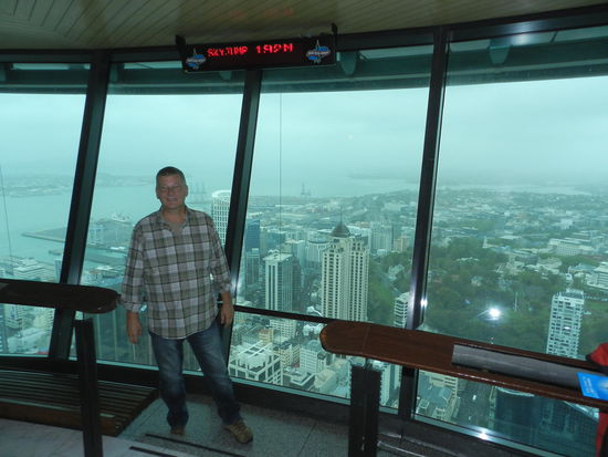 Oben auf dem Skytower - er bewegt sich spürbar im Wind