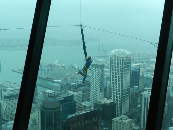 Wer wollte, konnte sich an Seilen gesichert den Turm herabstürzen - nichts für uns!