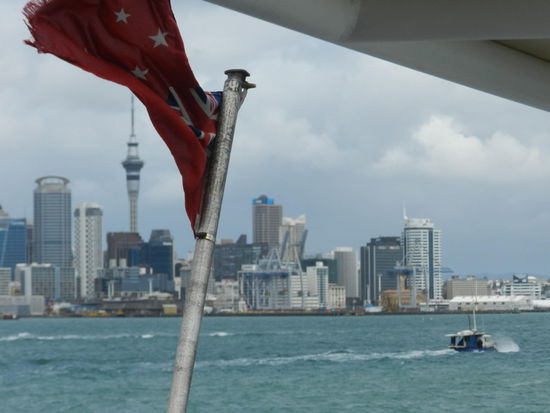 Mit der Fähre ging es rüber nach Devonport; Blick auf die gegenüberliegende Seite mit Aucklands Skytower