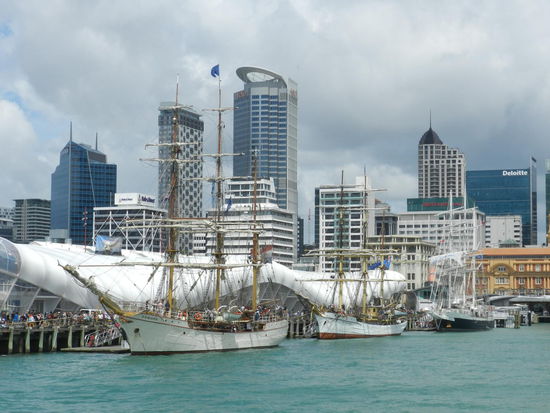 Windjammerparade im Hafen Aucklands