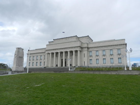 Das Auckland Museum liegt auf einem Hügel innerhalb eines großen Parkgeländes