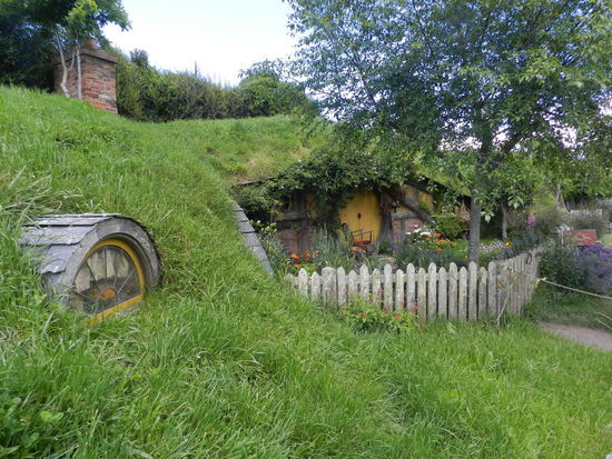 So, als müsste es so sein, sieht Hobbiton inmitten des Farmlandes aus. Alles wirkt natürlich, obwohl es eine reine Filmkulisse ist