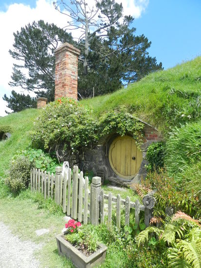 Auch viele Farne und Sträucher sind künstlich, passen aber gut zu den natürlichen Blumen