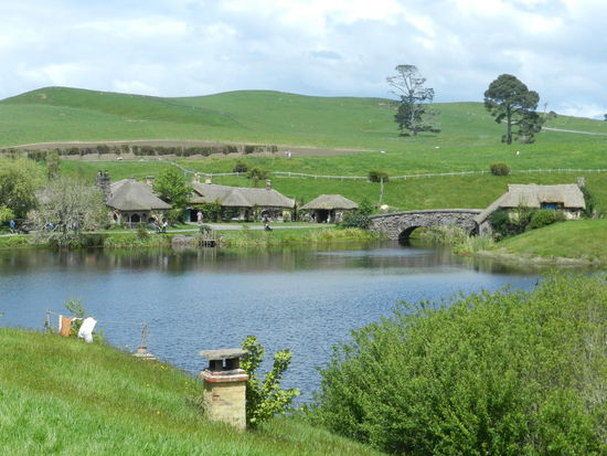 Blick über die Festwiese Shires auf das "Green Dragon"-Ensemble