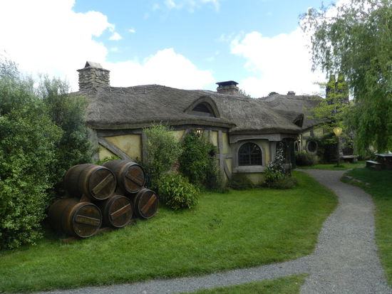 Der grüne Drache war eigentlich gar nicht am Set, sondern nur im Filmstudio vertreten; zur Abrundung Hobbitons wurde es aber hier originalgetreu in 2-facher Größe aufgebaut.