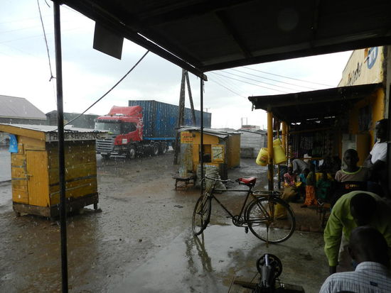 Wolkenbruchartiger Regen begleitete uns auf weiten Teilen der ersten Teilstrecke in Uganda.
