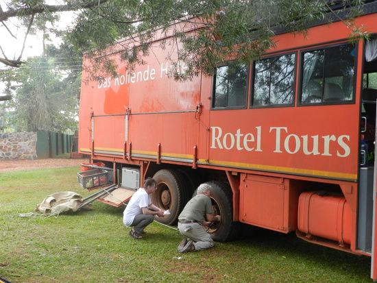 Schreck in der Morgenstunde - Plattfuss. Doch Charly hat alles im Griff, mit gewohnter Ruhe...