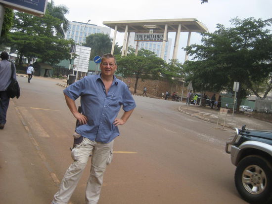 Vor dem Parlamentsgebäude