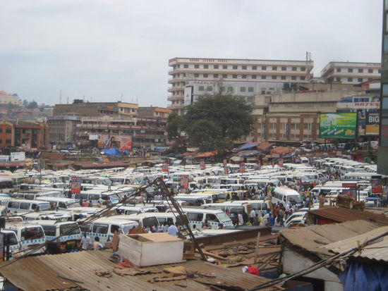 Ein unglaubliches Gewusel herrscht auf dem Minibusbahnhof...