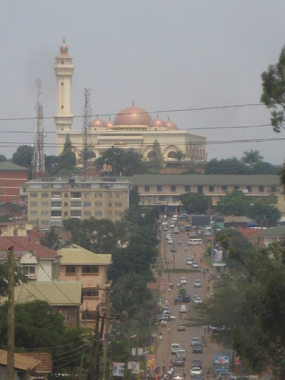 Die Oberst-Ghaddafi-Straße mit der gleichnamigen Moschee im Hintergrund