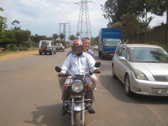 Mit dem Boda-Boda ging es zurück zum Red-Chilli-Camp - und zwar sehr flott.