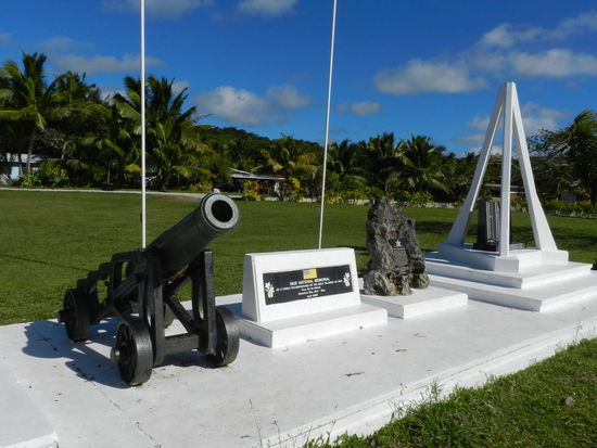 Ein Ehrenmal in der Innenstadt dokumentiert alle Kriegsteilnehmer Niues