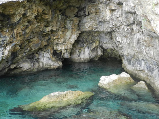 Auch etliche Höhlen gibt es entlang der Küstenlinie zu bewundern