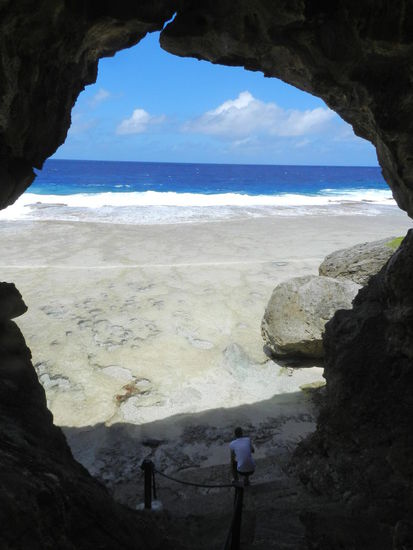 Blick aus einer Höhle auf den Felsenstrand im Westen Niues
