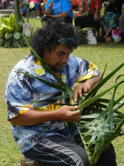 Aus einem Palmenzweig wurde in wenigen Minuten ein Korb geflochten.