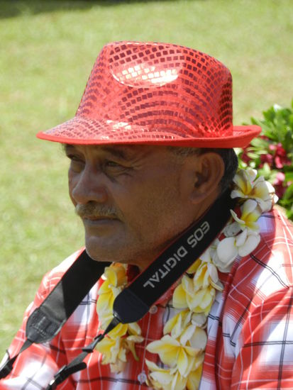 Der Hausfotograf des "Niue Star"; ihn trafen wir bei vielen Gelegenheiten und immer war er entsprechend des Anlasses gekleidet