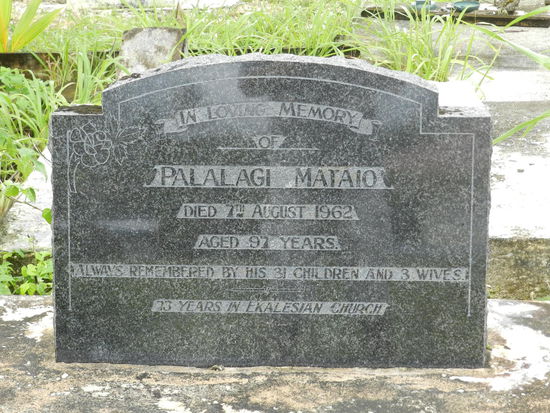 Manche Grabsteine erzählen mit wenigen Worten eine vielschichtige Lebensgeschichte; hier wird der 97-jährige Verstorbene von seinen 31 Kindern und 3 Frauen betrauert