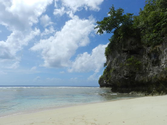Einer der wenigen Sandstrände lud uns zum (Sonnen-)baden ein