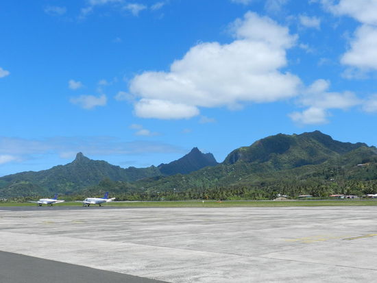 Bereits auf dem Anflug und vom Rollfeld aus konnte man die schöne Landschaft erkennen