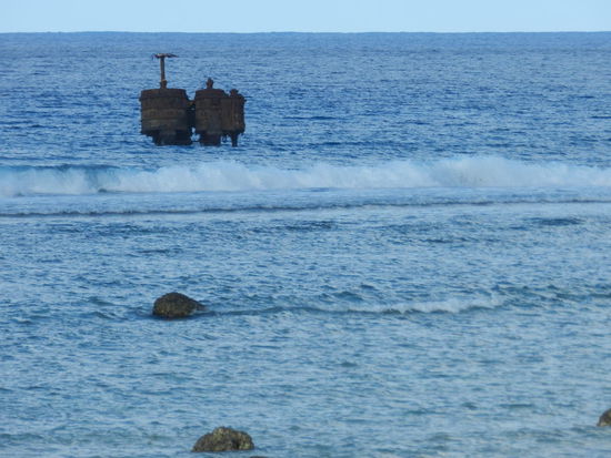 Nur noch die Kessel ragen vom Wrack der Maitai über die Wasserlinie