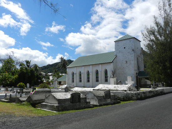 Auf den Cookinseln gibt es sowohl größere Friedhöfe, als auch Familiengräber im Hausgarten