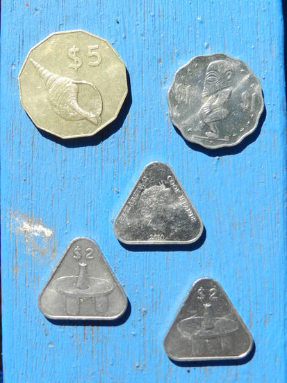 ... und eigene 1, 2 und 5 $ Münzen herausgegeben. Besonders die dreieckigen 2-$ Münzen fand ich bemerkenswert, hatte noch nie vorher derartige Münzen gesehen.