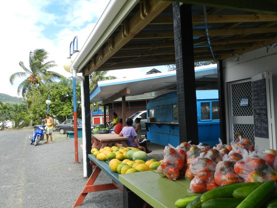 Obst und Gemüse, Fisch und Kleidung gibt es hier zu kaufen - und jeder Menge "Futterstände"