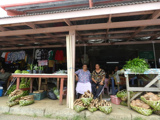 Geduldig warten diese Marktfrauen auf Käufer