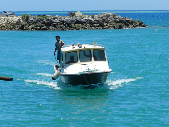 Mit diesem kleinen Boot werden stündlich die Besucher auf die Insel Pangaimotu gebracht