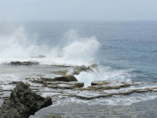 Die Wellen drücken das Wasser in die porösen Gesteine und dann bis zu 18 m hoch in die Luft