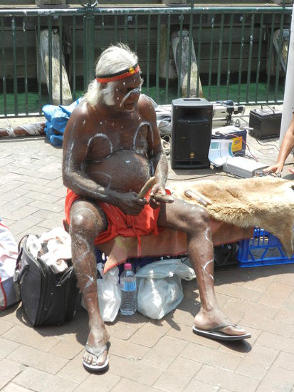 Aboriginees musizieren für Touristen im Hafen