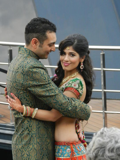 Sie feierten Hochzeit auf einem Partyschiff in Darling Harbour und hatten Spaß daran, für Gäste und Touris zu posen