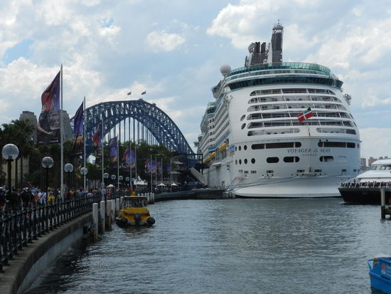 Die Voyager of the Seas vor der Harbour Bridge