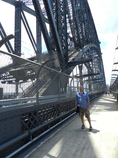 Mitten auf der Harbour Bridge, die sich mächtig im Wind bewegte
