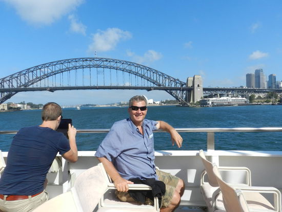 Touri auf Schiff vor Brücke