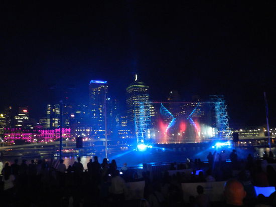 Mitten auf dem Fluss war eine Pontonbühne verankert und von den umliegenden Hochhäusern gab es eine Lasershow