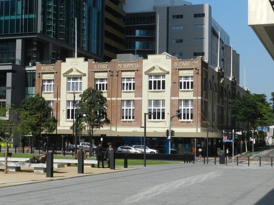 Inmitten moderner Hochhäuser sind in der Innenstadt auch immer wieder alter Wohn- und Geschäftshäuser zu finden