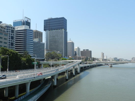 Blick von einer Fussgängerbrücke über den Brisbaneriver
