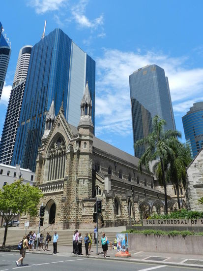 Die St. Stephan´s Cathedral in Brisbane, verloren zwischen Bürohochhäusern
