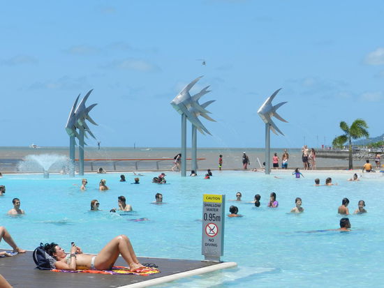 Das Freibad mit den charakteristischen Skulpturen an der Esplanade
