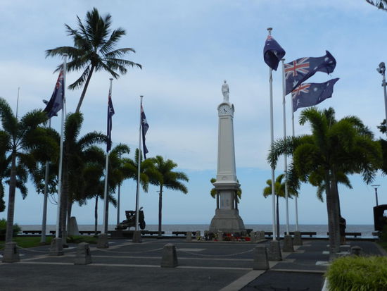 Ehrenmäler zur Erinnerung an die Weltkriege und die anderen militärischen Aktivitäten Australiens gibt es in jedem Dorf, so auch in Cairns