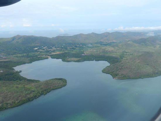 Anflug auf Port Moresby; in dieser Bucht liegen die Transferboote zur Insel Loloata