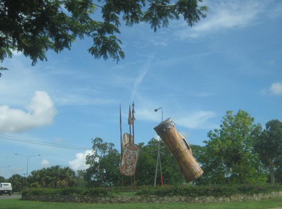 Die Einfahrt nach Port Moresby erfolgt über mehrere Kreisverkehre, in deren Mitte typische Gegenstände Papuas gezeigt werden